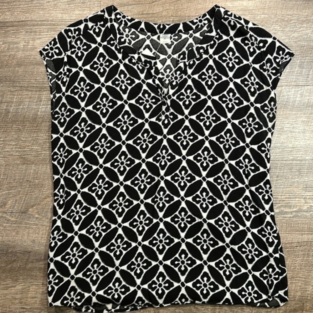 Old Navy black and white capped sleeve blouse XS